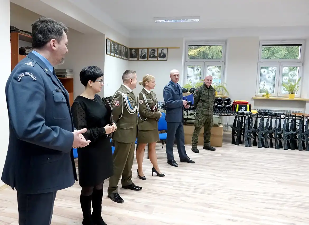 Uczniowie klasy wojskowej ZS w Marcinkowicach otrzymali mundury i sprzęt