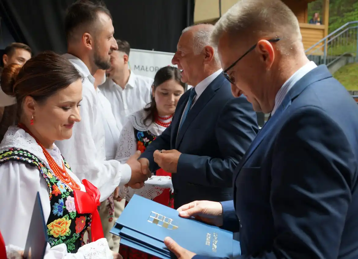 Muzycy Orkiestry Dętej z Łącka uhonorowani przez starostę nowosądeckiego