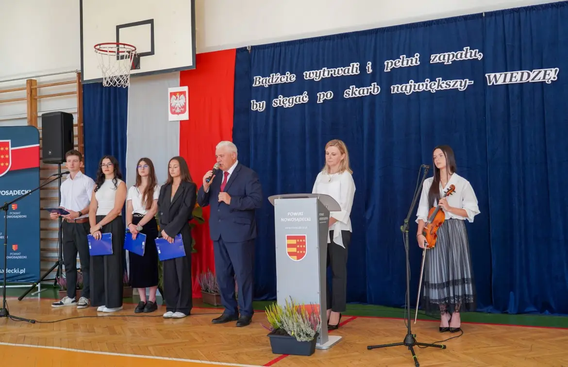 Uroczysta inauguracja w Nawojowej. Ważny moment dla nowej dyrektor szkoły