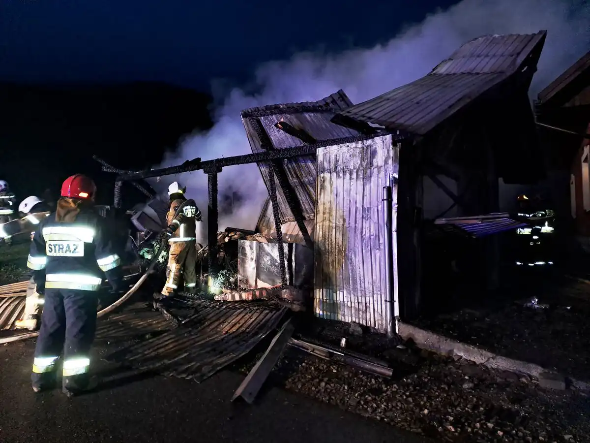 Pożar w Frycowej. Palił się garaż. W pobliżu znajdował się budynek mieszkalny