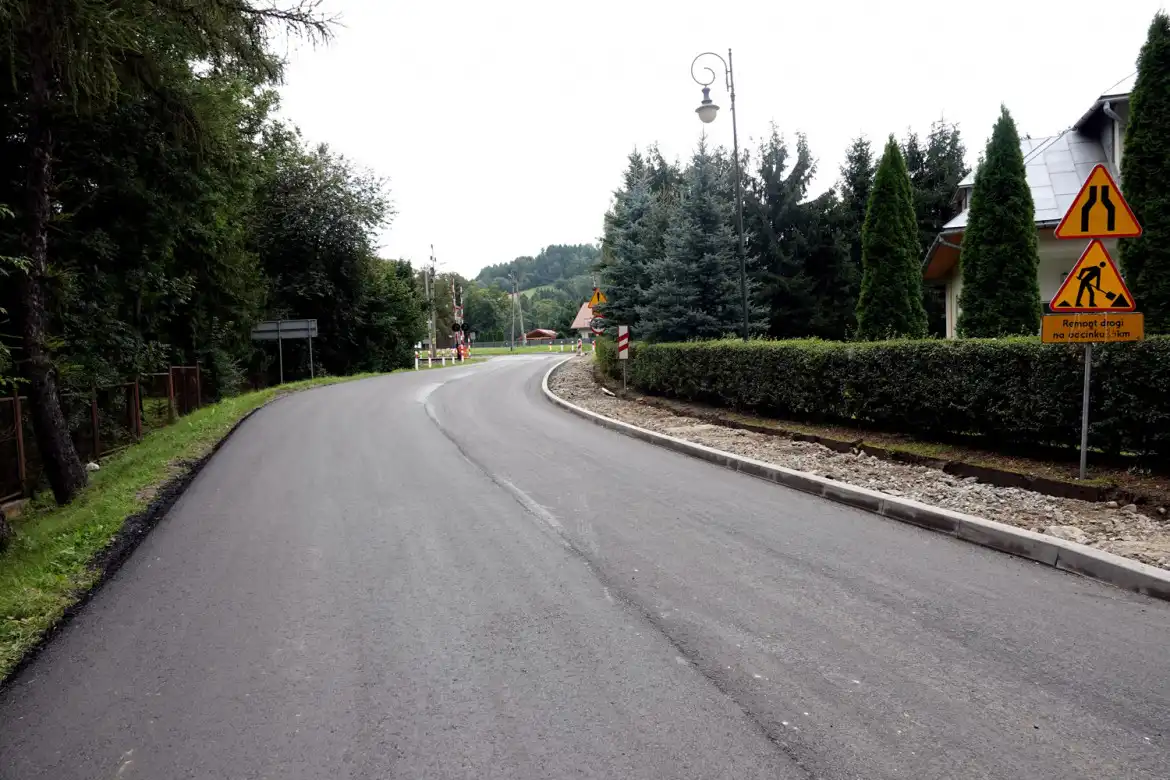 Trwa remont 7,5 km odcinka drogi powiatowej na trasie Powroźnik - Tylicz. W ramach prac zostanie zmodernizowanych siedem mostów