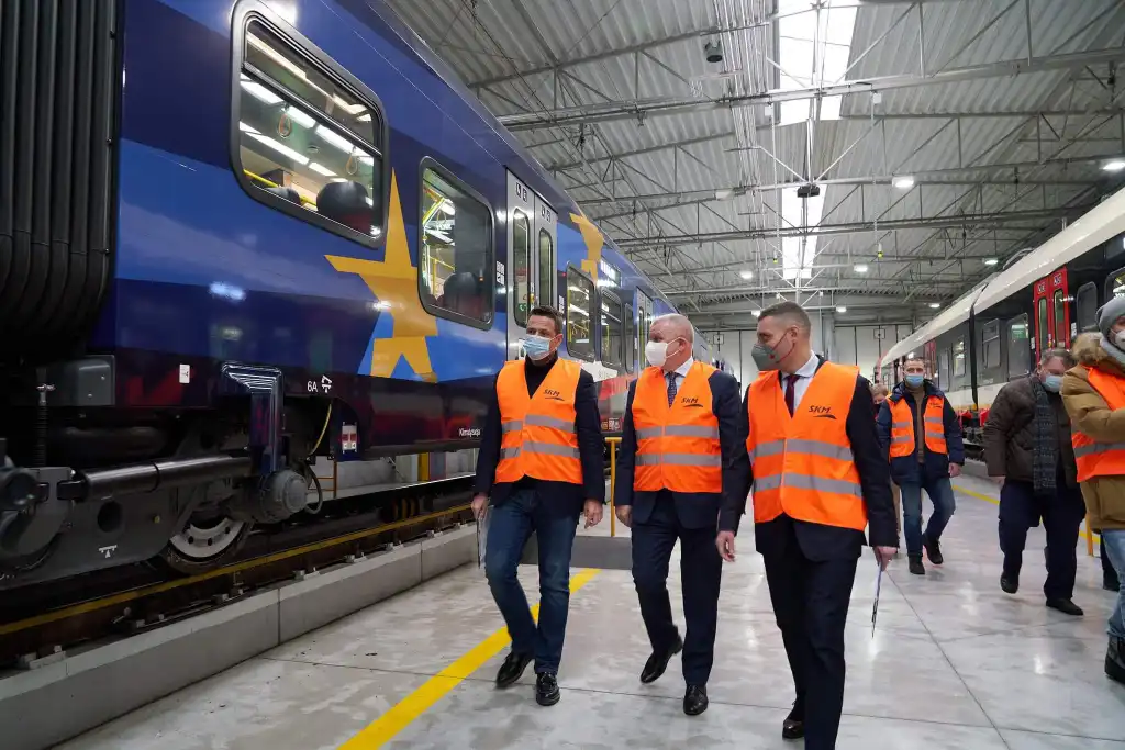 Dwa nowoczesne pociągi Newagu w Warszawie. Zasilą tabor Szybkiej Kolei Miejskiej