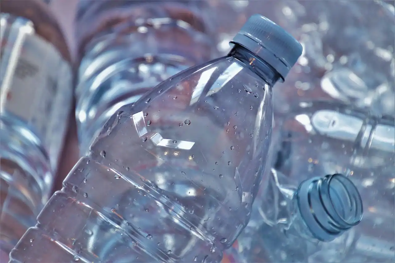 50 gr za plastik, 1 zł za szkło. Od października w sklepach pojawi się system kaucyjny