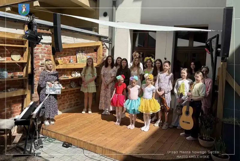 Muzyka wśród kwiatów. Młodzież z Pałacu Młodzieży zachwyciła