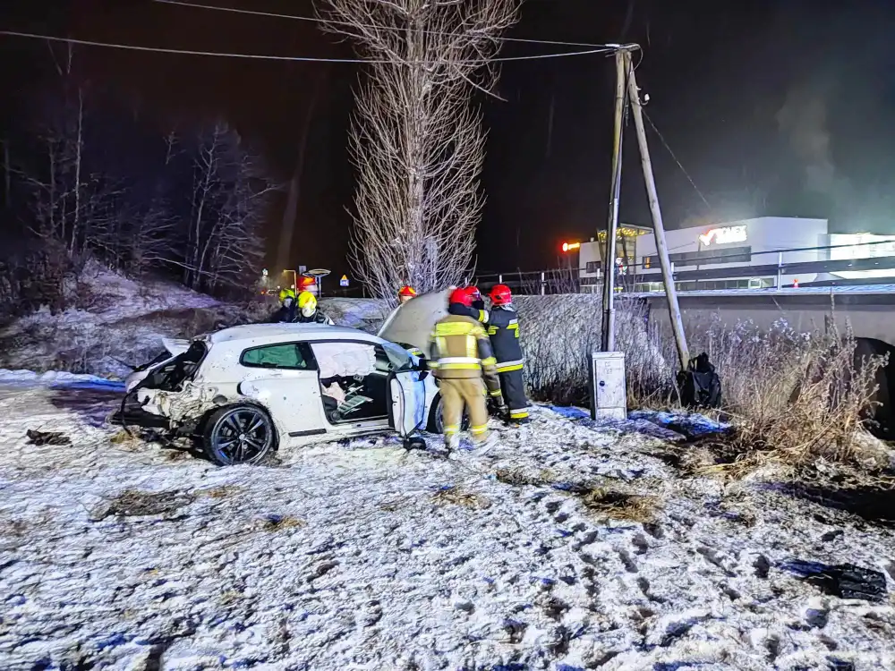 Wypadek w Paszynie. Samochód wypadł z drogi i uderzył w bariery energochłonne. Dwie osoby trafiły do szpitala