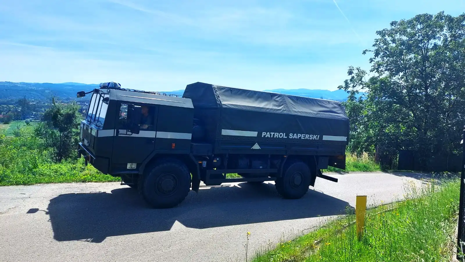 Operator koparki znalazł istny arsenał, aż 60 pocisków na prywatnej działce w Chełmcu
