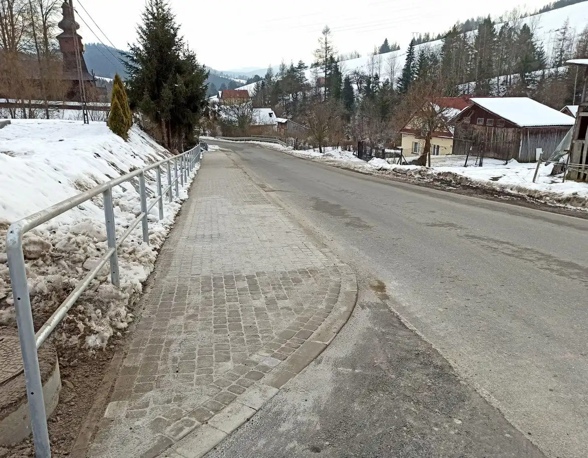 Pomimo zimy trwają prace na drogach powiatu nowosądeckiego