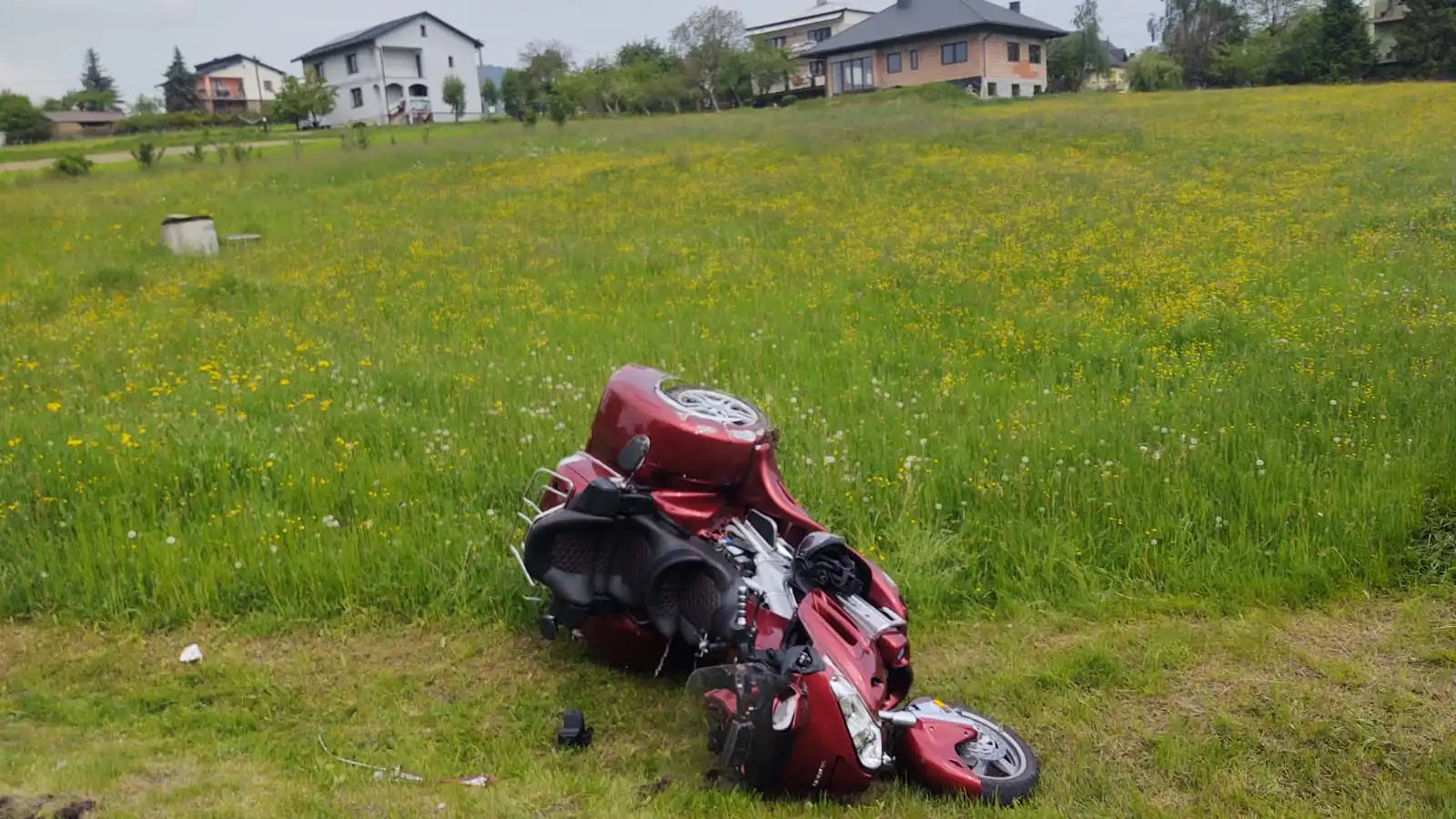 W Ptaszkowej motocykl wypadł z drogi. Kierujący trafił do szpitala