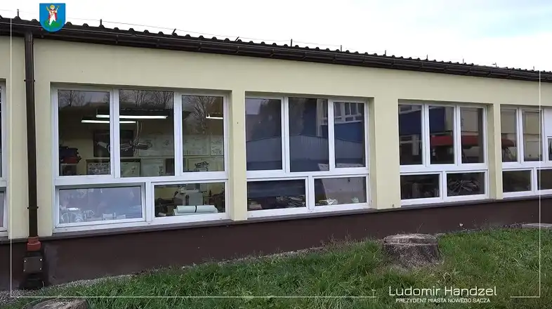 Nowy Sącz: Trwa remont elewacji budynku warsztatów w Zespole Szkół Samochodowych