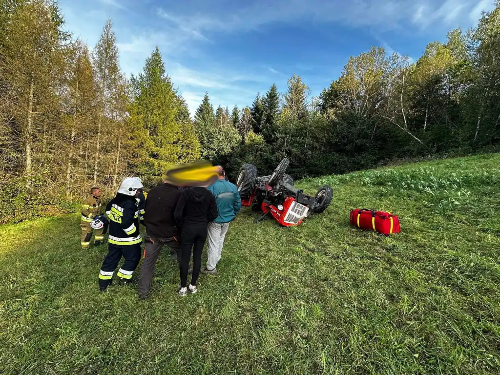Jazowsko: Wypadek z udziałem ciągnika rolniczego. Poszkodowany kierowca trafił do szpitala