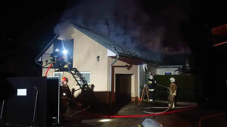 Lipinki: Na poddaszu budynku gospodarczego wybuchł pożar