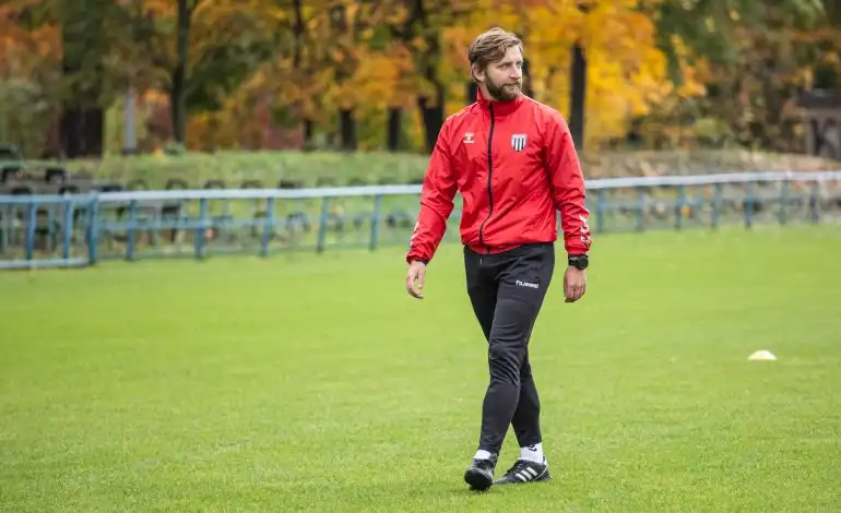 Kamil Biel żegna się ze sztabem szkoleniowym pierwszej drużyny Sandecji