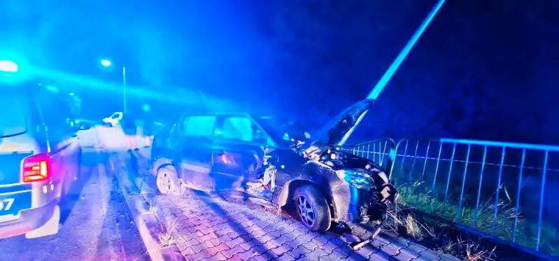Nawojowa: Samochód osobowy uderzył w barierki i latarnię uliczną