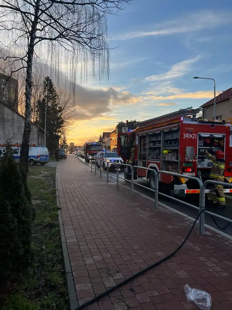 Pożar w wielorodzinnym budynku mieszkalnym na ul. Nawojowskiej w Nowym Sączu. Ogień pojawił się w kuchni jednego z mieszkań