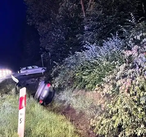Maciejowa: osobówka wypadła z drogi. Dwie osoby poszkodowane