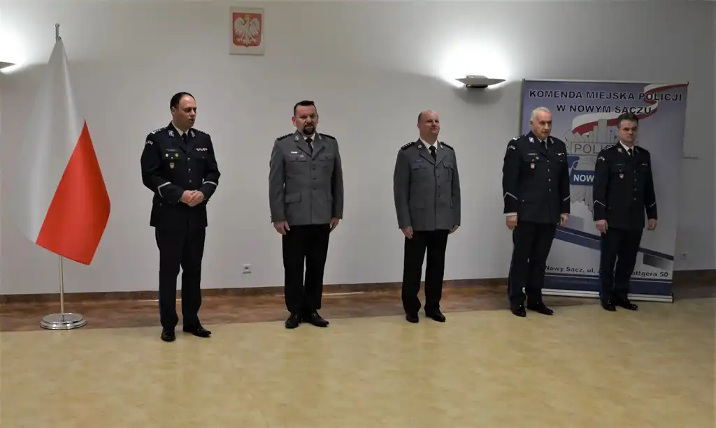 Naczelnik sądeckiej Drogówki i Komendant Komisariatu w Łososinie Dolnej uroczyście pożegnali się z mundurem