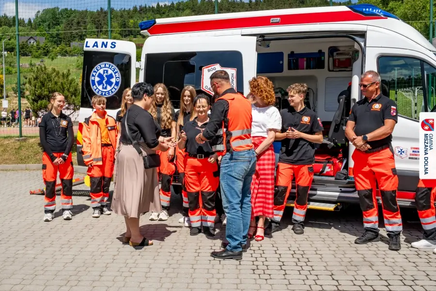 Kluczyki oficjalnie przekazane. Maltańczycy z Łostówki z nowym ambulansem