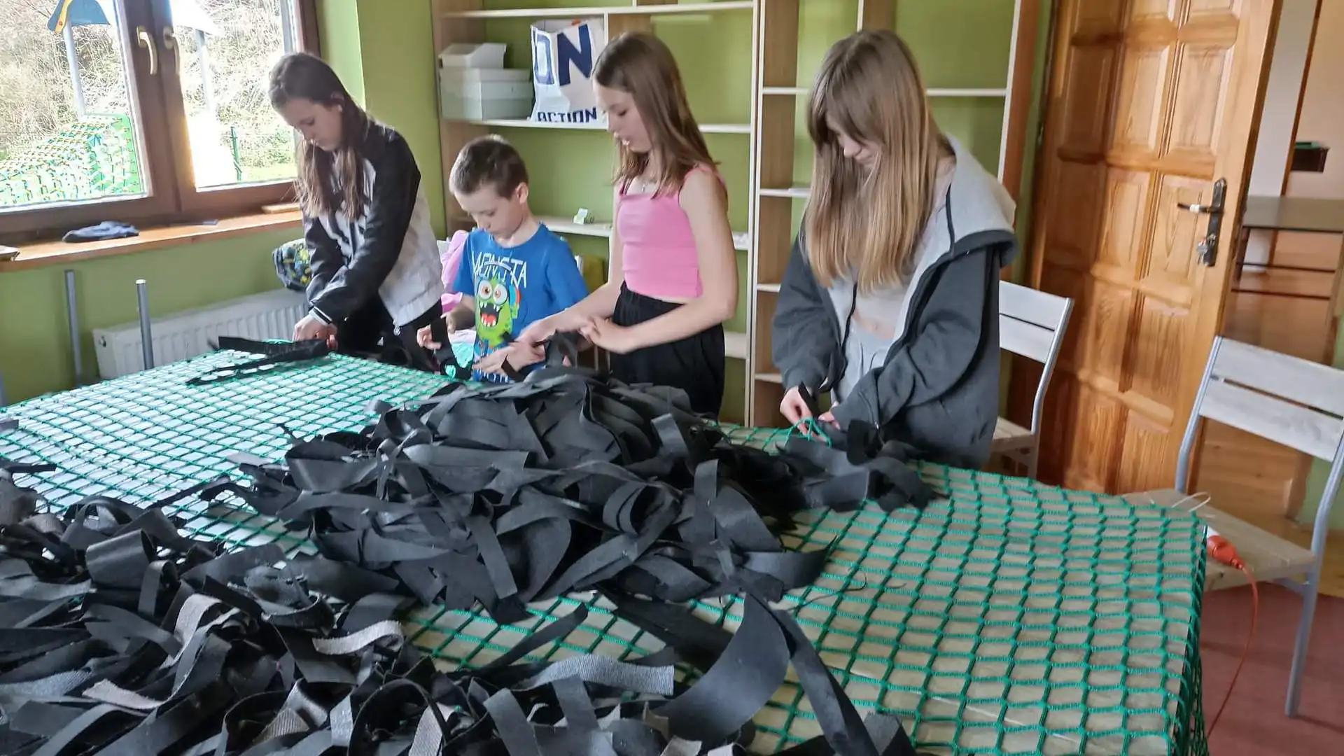 W Centrum Kulturalno-Społecznym w Marcinkowicach powstały siatki maskujące dla ukraińskich żołnierzy