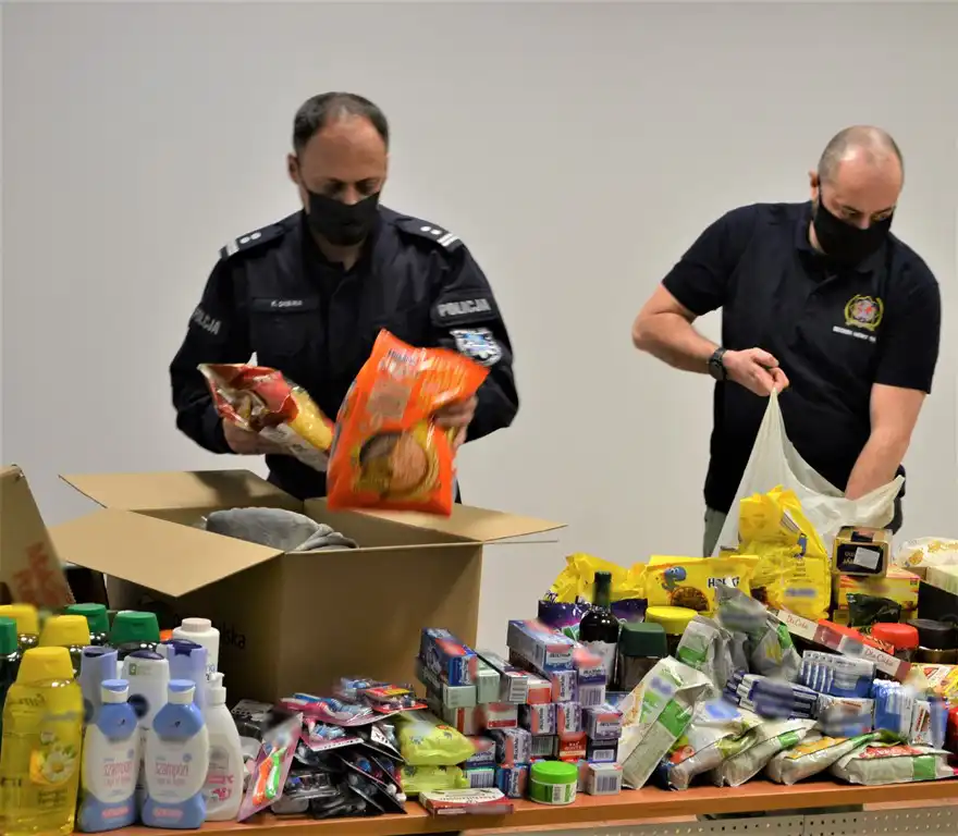 Sądeccy policjanci zebrali dary i przygotowują paczki dla mieszkańców Ukrainy