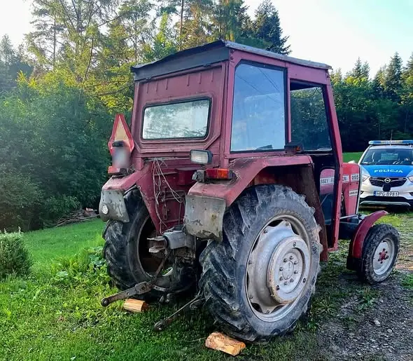 Pijany zabrał ciągnik i ruszył w trasę. Zatrzymano go w Brzeznej