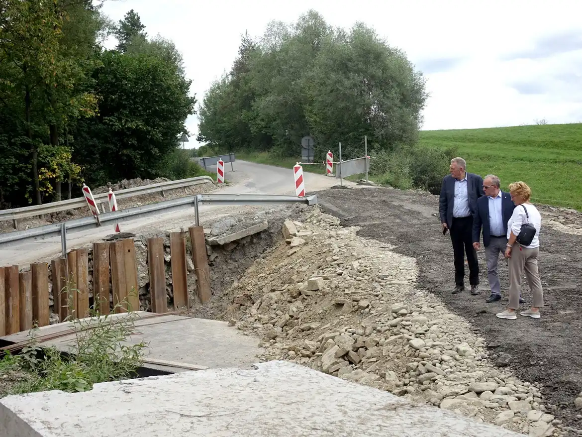 Trwa stabilizacja osuwiska we Florynce. Droga i przepust zostaną odbudowane