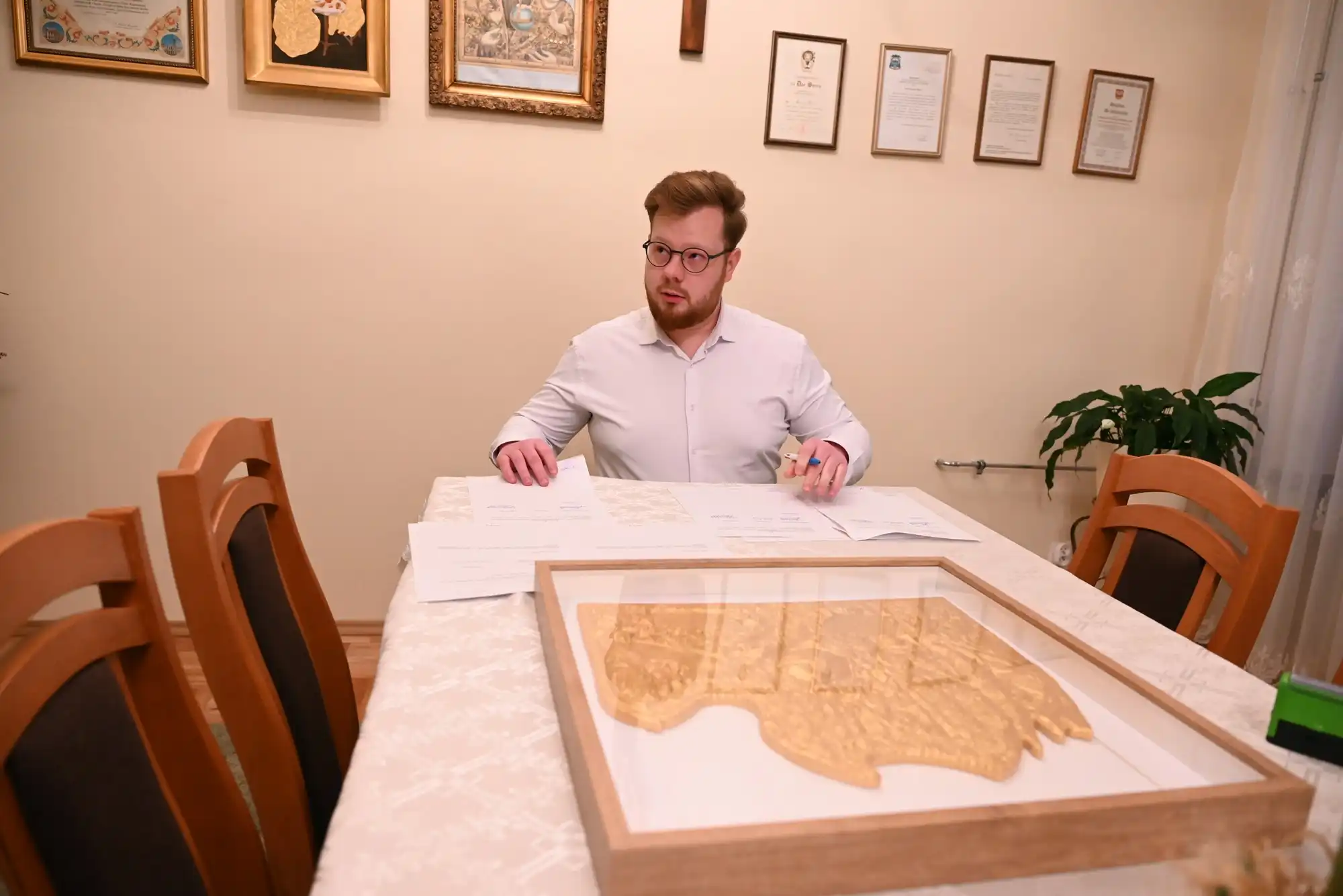 Rekonstrukcja płaskorzeźby sukni koronacyjnej Matki Bożej Tuchowskiej trafiła do Sanktuarium