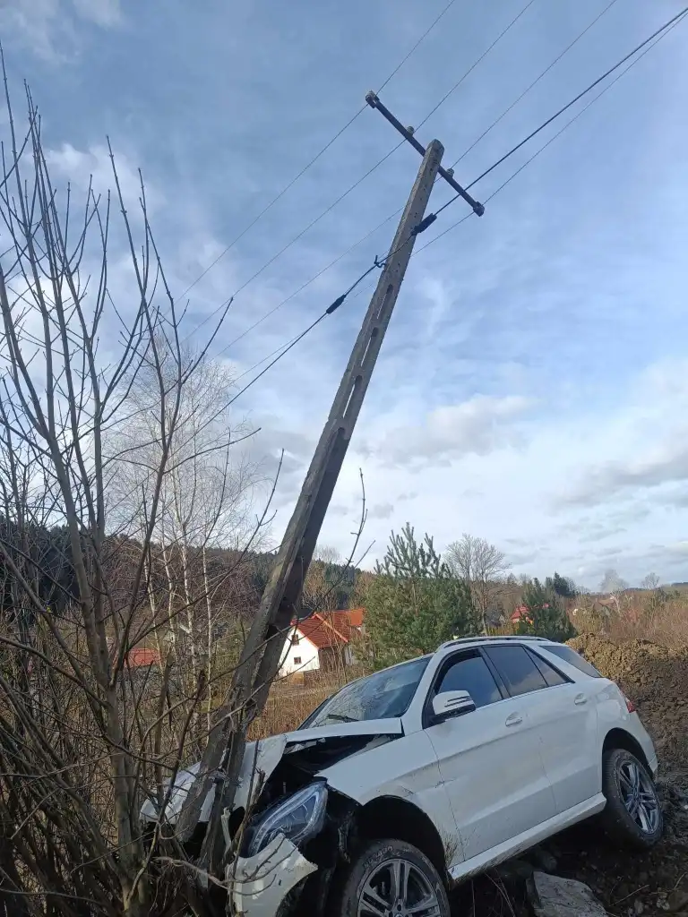 Wypadek w Królowej Górnej: samochód osobowy wypadł z drogi i uderzył w słupa