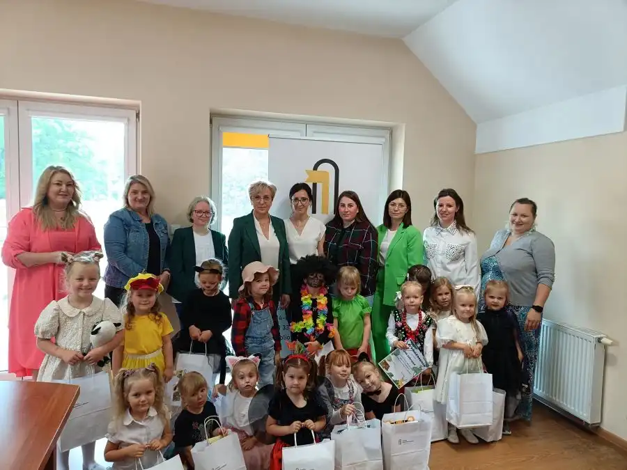 Magia poezji w Słopnicach. Najmłodsi na scenie w konkursie „Wiersze znane i lubiane”