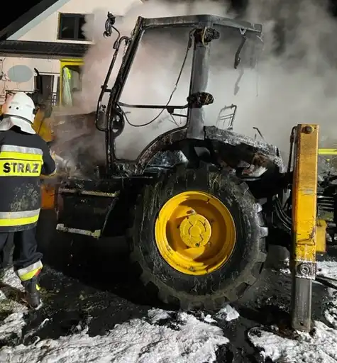 Strażacy gasili pożar maszyny drogowej w Piorunce