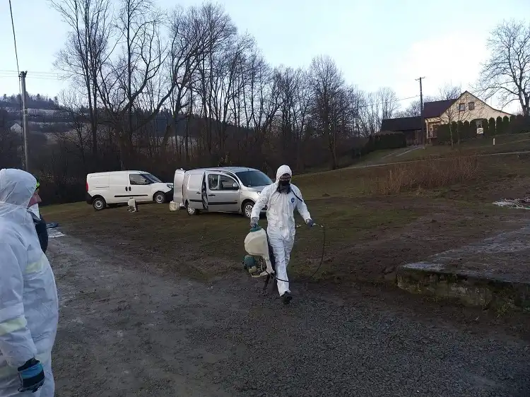 Strażacy pomagali przy likwidacji ogniska ptasiej grypy w miejscowości Krasne Potockie