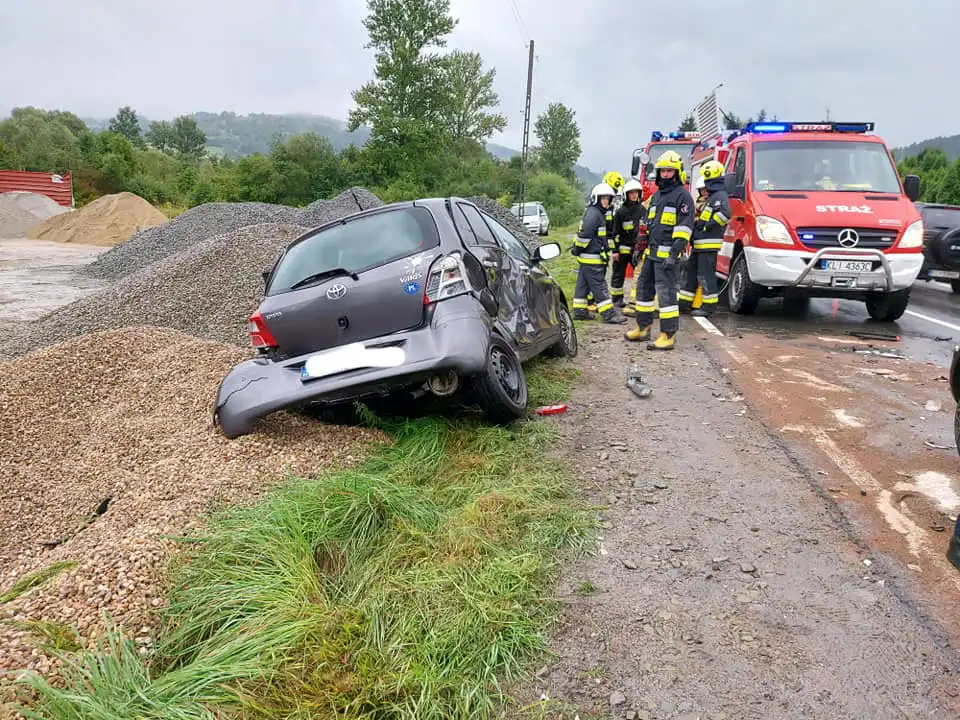 Kraksa w Mszanie Górnej. Zderzyły się trzy pojazdy