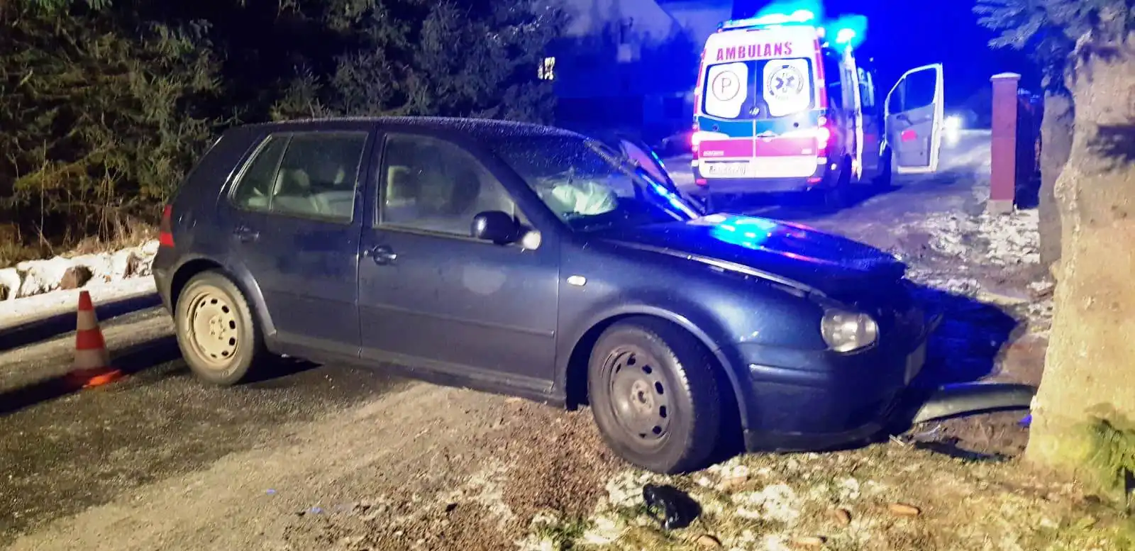 Wypadek w Łabowej. Samochód osobowy wypadł z drogi i uderzył w drzewo