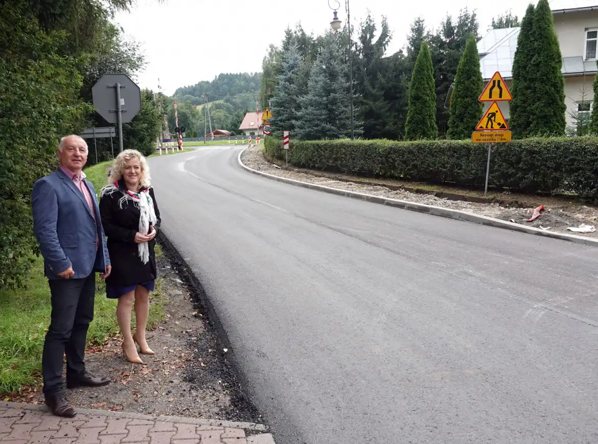 Trwa remont 7,5 km odcinka drogi powiatowej na trasie Powroźnik - Tylicz. W ramach prac zostanie zmodernizowanych siedem mostów