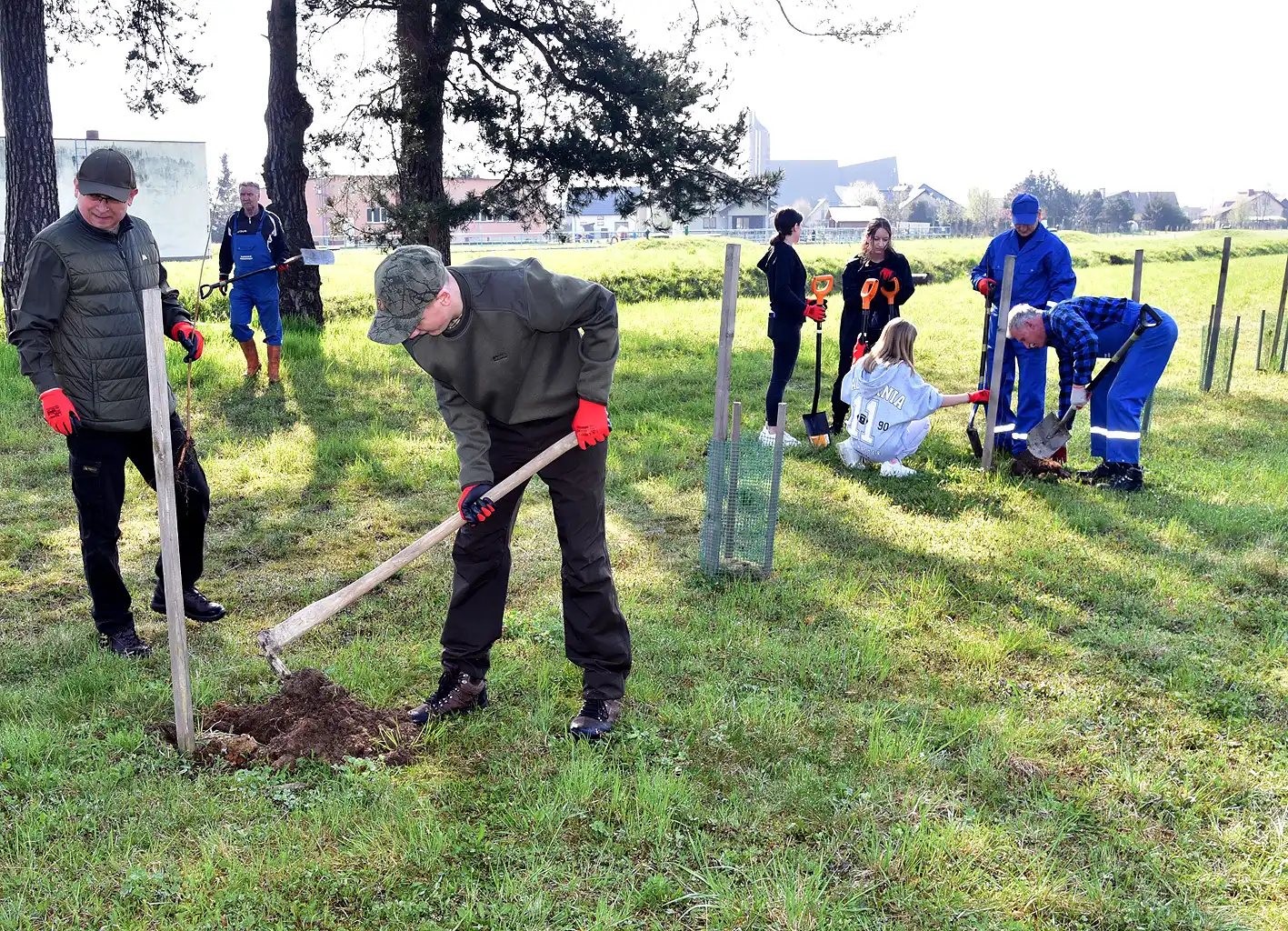 Park się rozrasta. 230 nowych drzewek przy obiektach Sądeckich Wodociągów