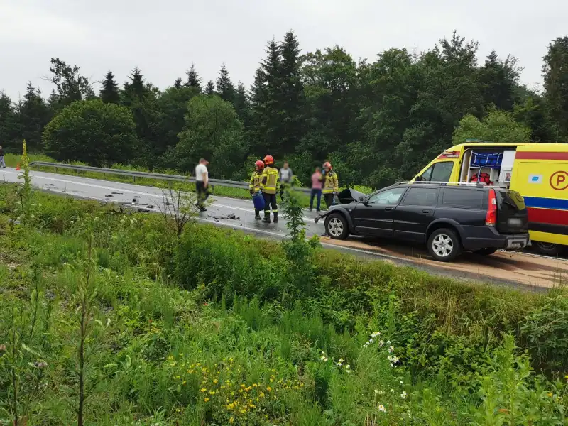 Wypadek w Librantowej. Samochód rozerwało na dwie części