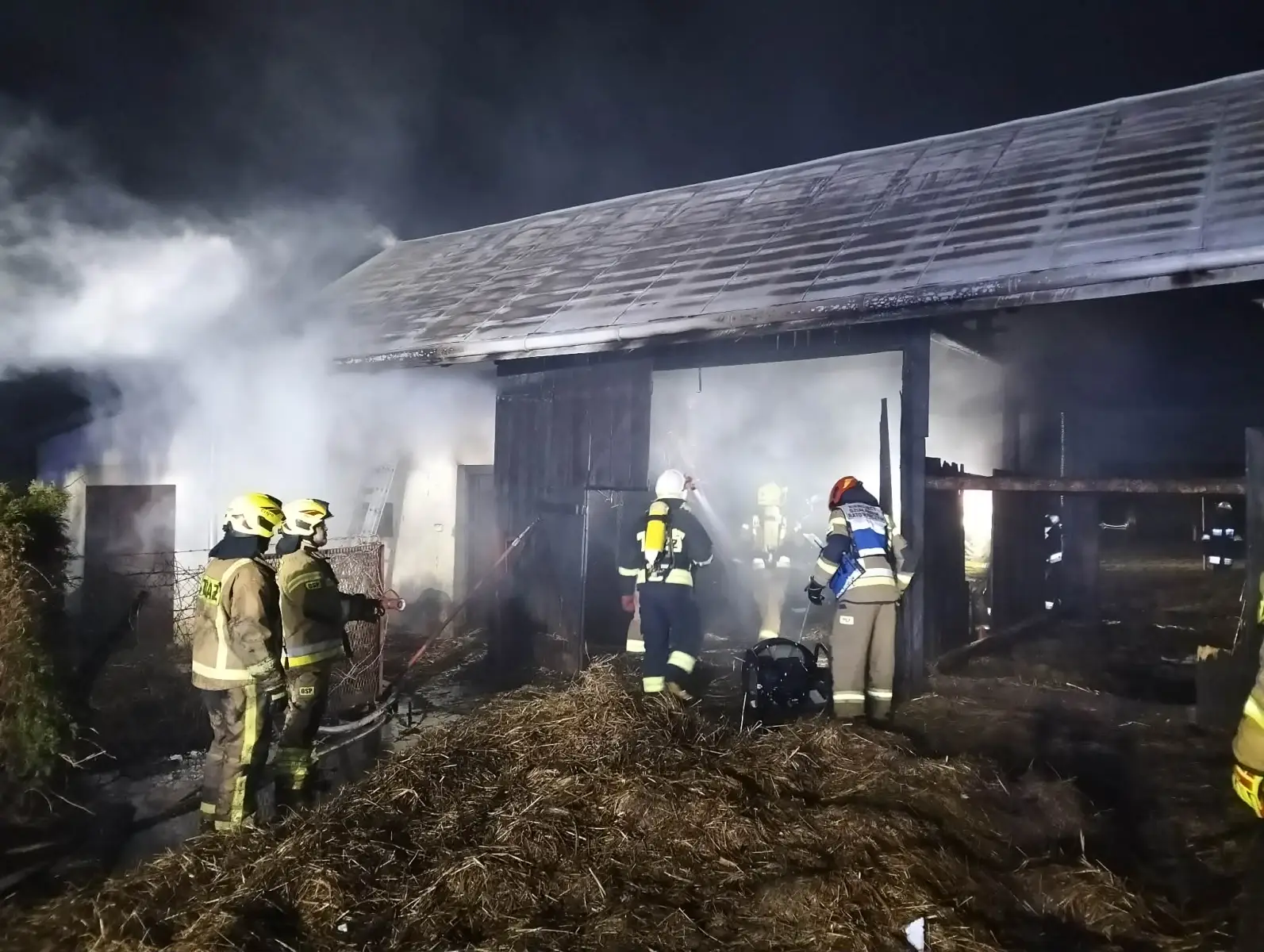 Nocny pożar w budynku gospodarczym w miejscowości Kryg. Do akcji ruszyło kilka jednostek