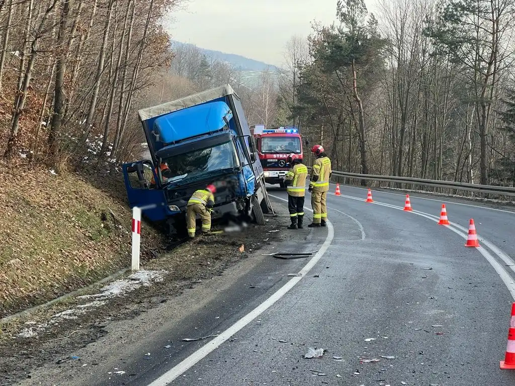 Wypadek w Grybowie. Samochód osobowy zderzył się z ciężarówką