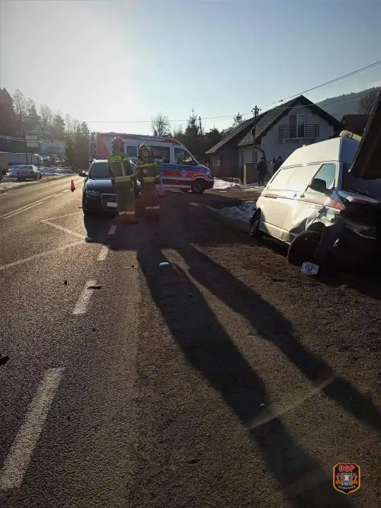 Wypadek na DK 75. Zderzyły się dwa pojazdy. Jeden z nich uderzył w przystanek autobusowy