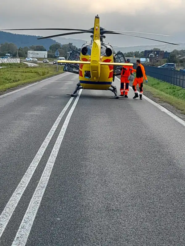 Podrzecze: Wypadek samochodu osobowego. Kierowca był zakleszczony w pojeździe