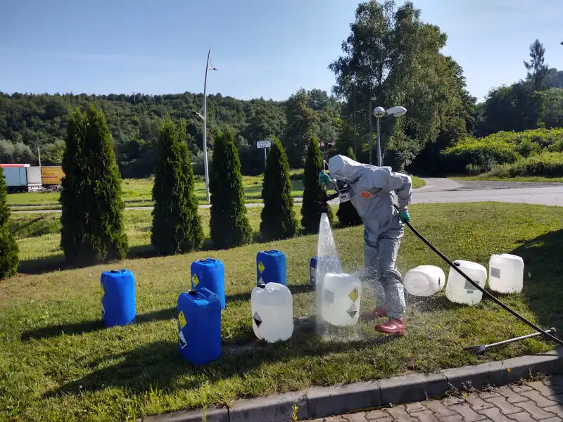 Nowy Sącz: Akcja chemiczna strażaków. Neutralizowali wyciekły kwas octowy
