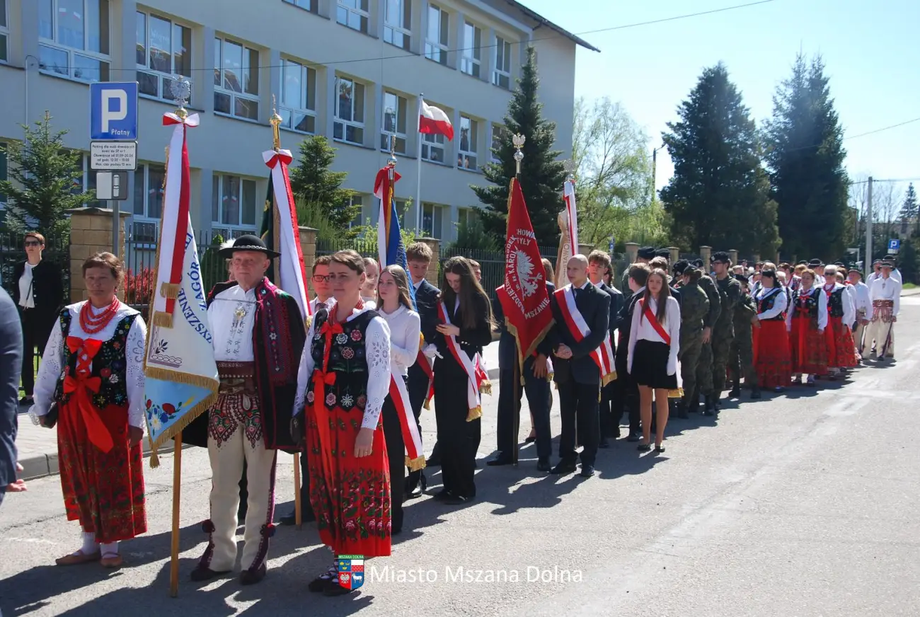 Mszana Dolna uczciła 3 Maja. Uroczysty przemarsz i wspólna modlitwa