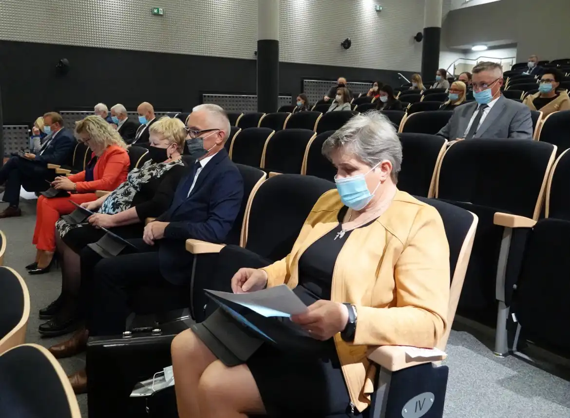 O inwestycjach i remontach zniszczonych wskutek powodzi dróg, na Sesji Rady Powiatu Nowosądeckiego