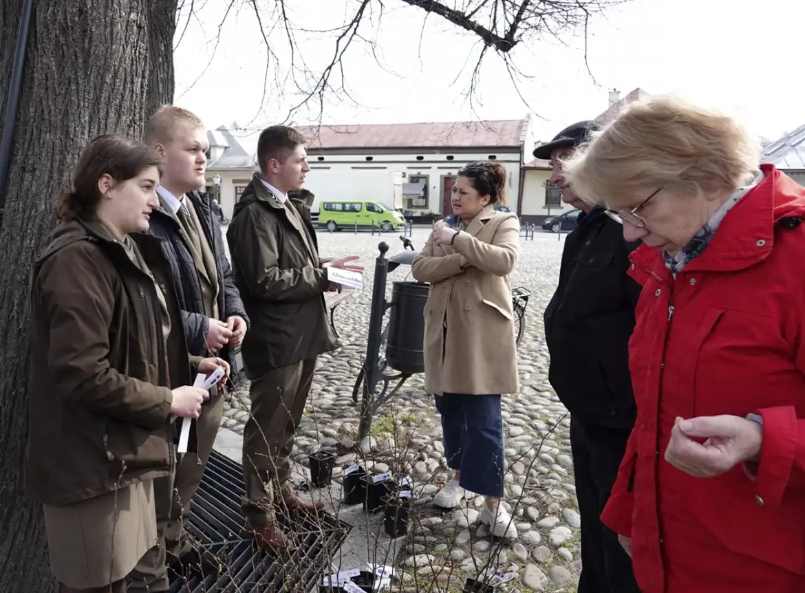 I Małopolski Dzień dla Klimatu na starosądeckim rynku: Sadzonki drzewek rozeszły się jak ciepłe bułeczki