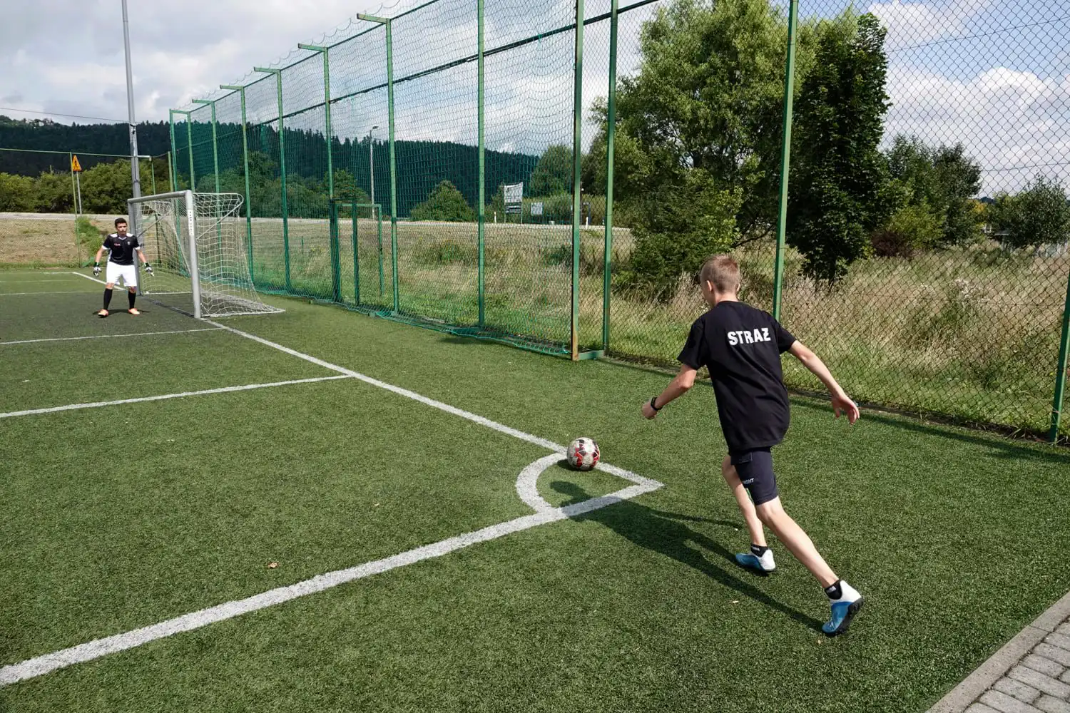 Młodzieżowa Drużyna Pożarnicza z Binczarowej z pucharem w VIII Powiatowym Turnieju Piłki Nożnej