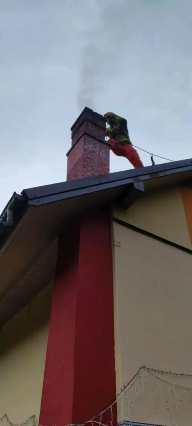 Pożar sadzy w górzystych Maszkowicach. Akcja z udziałem quada i strażaków z trzech jednostek