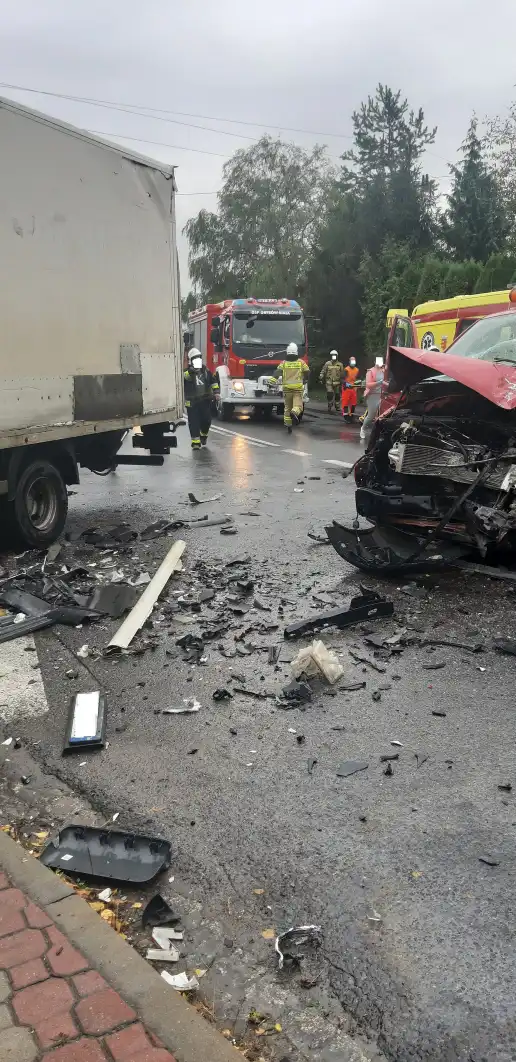 Stróże: Groźny wypadek na DW 981. Zderzyły się dwa samochody