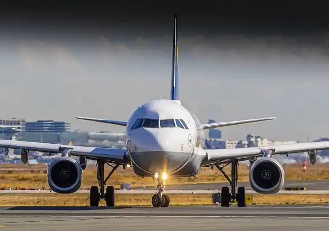 UOKiK stawia zarzuty Wizz Air – kłopoty pasażerów z reklamacjami bagażowymi
