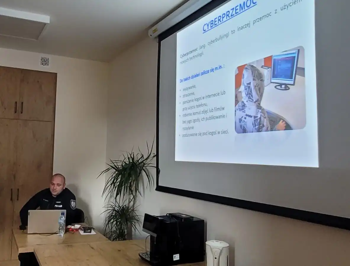Funkcjonariusze z Posterunku Policji w Łukowicy wzięli udział w profilaktycznym spotkaniu na temat cyberprzestępczości