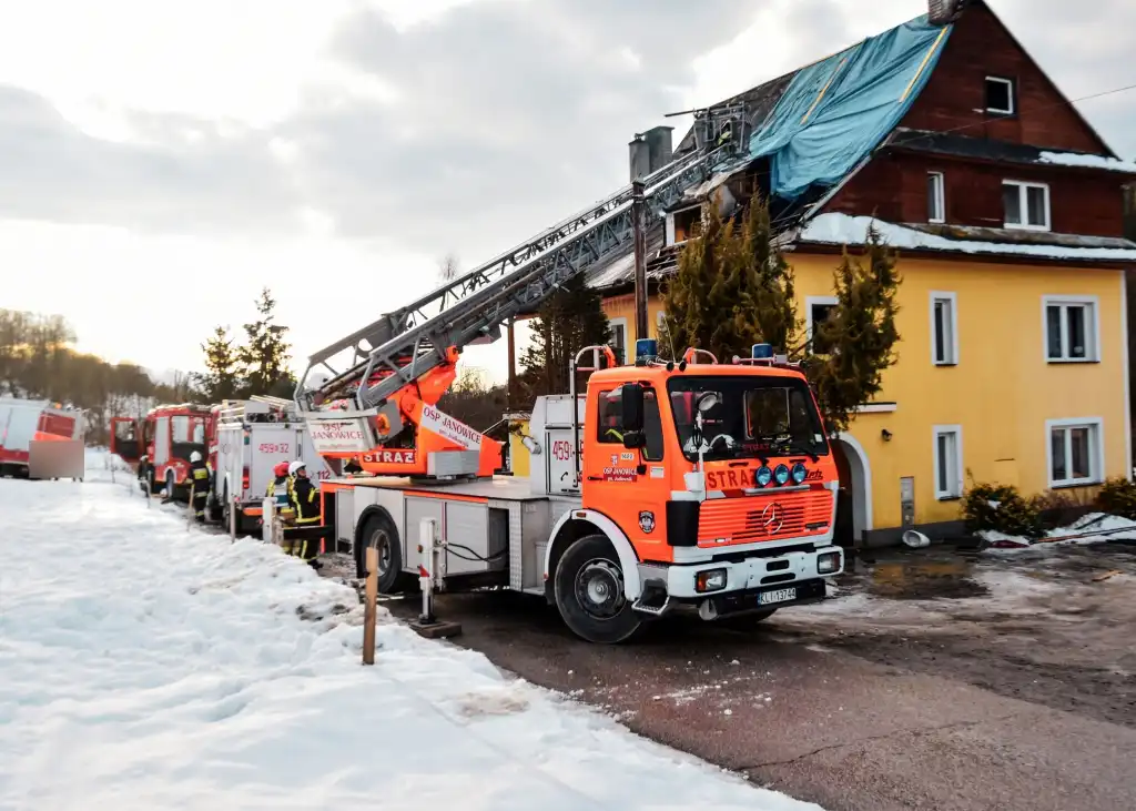 Pożar budynku mieszkalnego w Łostówce. Ogień objął część poddasza oraz balkon