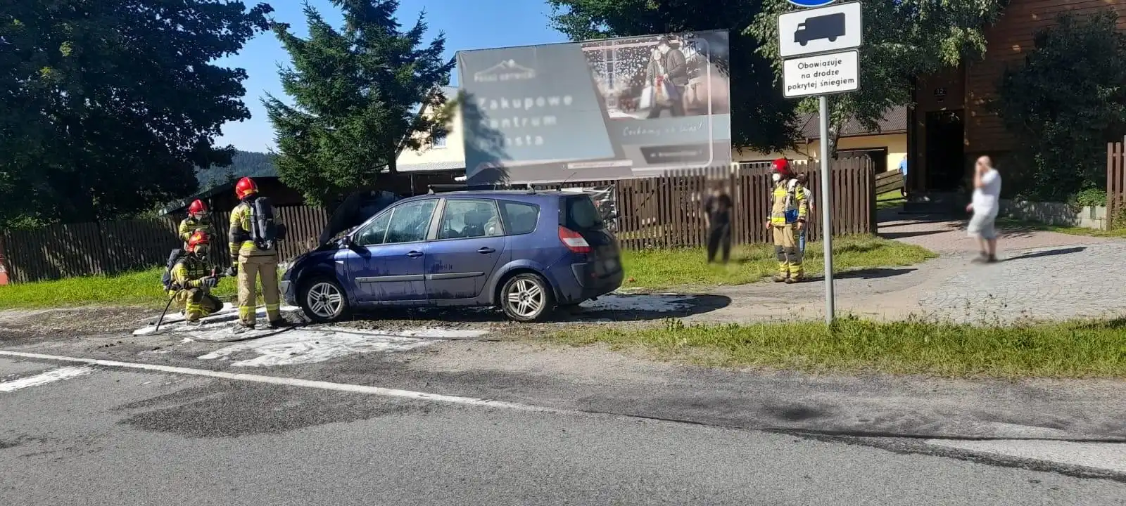 Strażacy usuwali olej hydrauliczny rozlany na drodze w Krynicy Zdroju i gasili samochód w Krzyżówce
